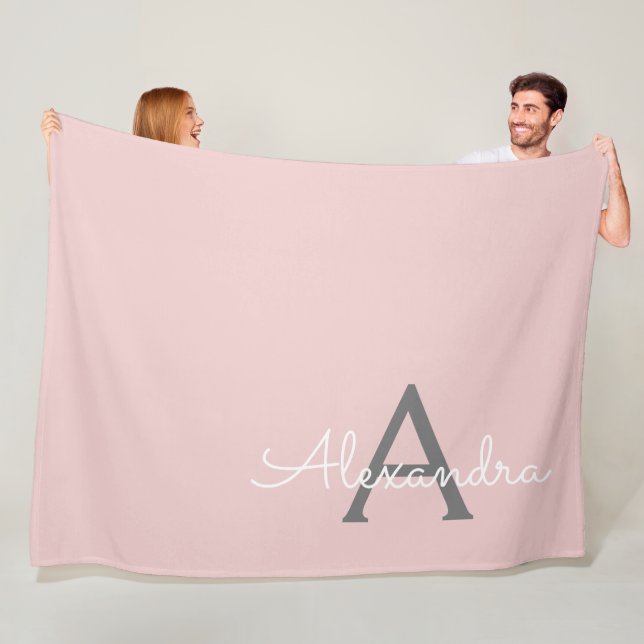 Couverture Polaire Blush Pink Grey Modern Script Girly Monogram (En situation)