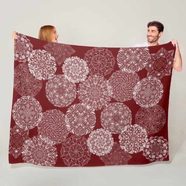 Couverture Polaire Bourgogne Rouge élégant Mandala Art Collage Blanc (En situation)