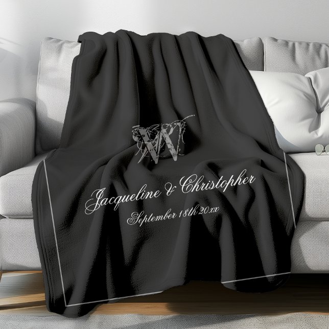 Couverture Polaire Cadeau mariage Nouveau marié Couple Keepsaké Monog (Elegant gray monogram with white font names and gray border against black background fleece blanket.)