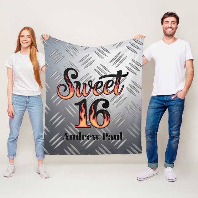 Couverture Polaire Cadeau Sweet 16 en flammes de feu et plaque argent (En situation)