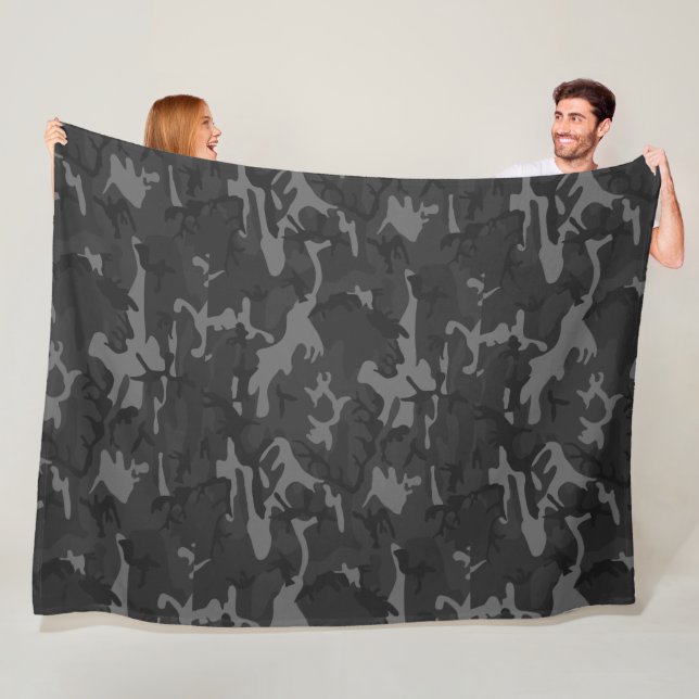 Couverture Polaire Camo de charbon (En situation)