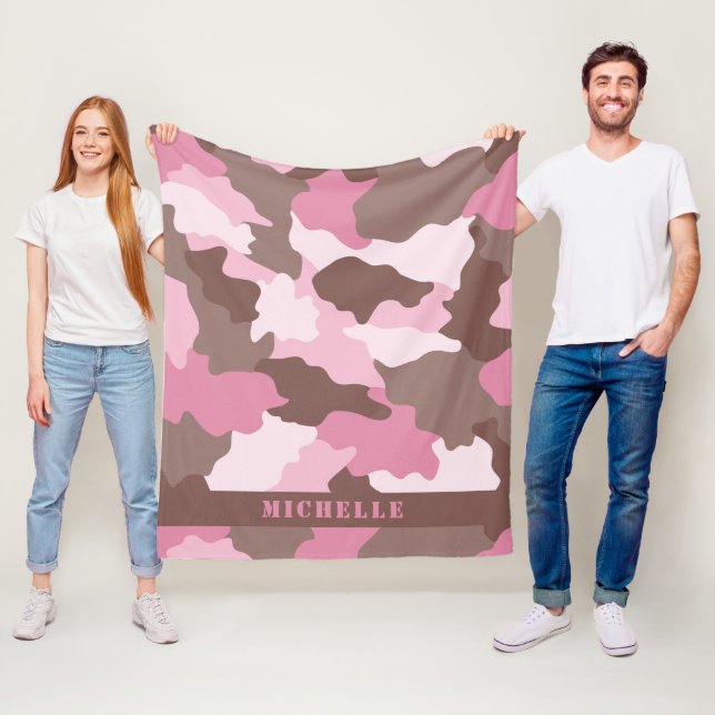 Couverture Polaire Camo Girly Camouflage rose Nom du monogramme (En situation)