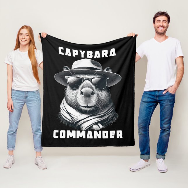 Couverture Polaire Capybara Avec Lunettes De Soleil Capy Commander (En situation)