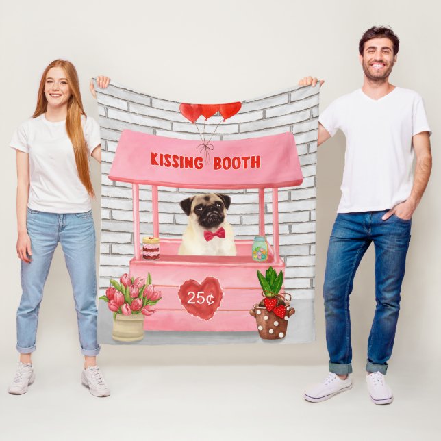 Couverture Polaire Carlin Chien Valentine's Day Kissing Booth (En situation)