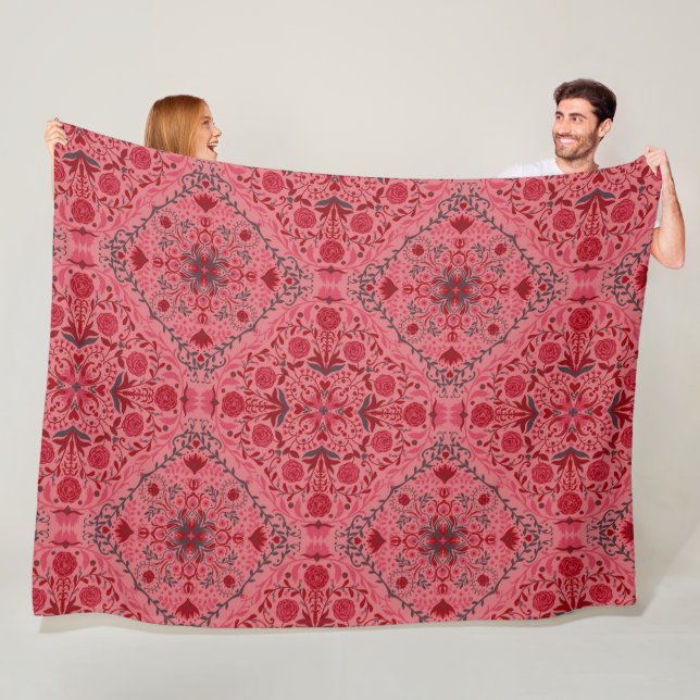 Couverture Polaire Carreaux floraux en rouge et pastèque rose (En situation)