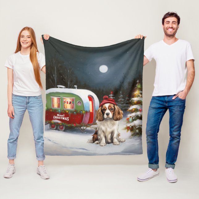 Couverture Polaire Cavalier King Charles Spaniel Caravane Noël (En situation)