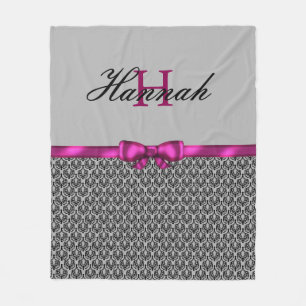 Couverture Polaire Chandelier noir Damas et monogramme de la cou rose