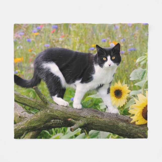 Couverture Polaire Chat tuxedo mignon sur une branche d'arbre avec de (Devant (Horizontal))
