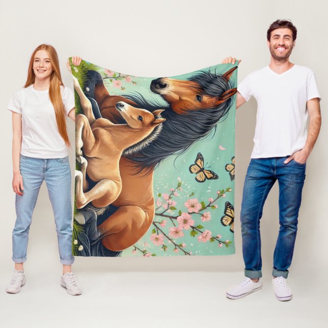 Couverture Polaire Cheval et poulain se reposent dans un cadre de pri (En situation)