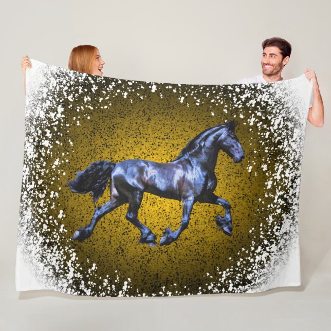 Couverture Polaire Cheval friésien, trot d'étalon noir, or de neige (En situation)