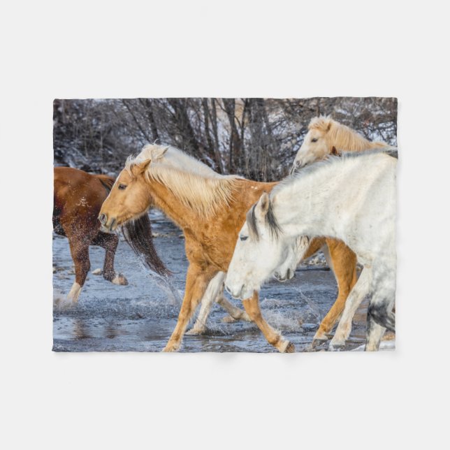 Couverture Polaire Chevaux traversant le ruisseau (Devant (Horizontal))