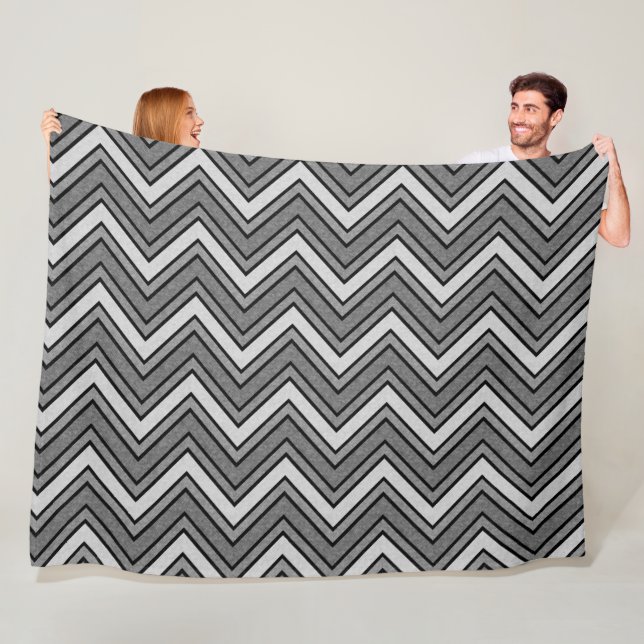 Couverture Polaire chevron croquis gris et noir (En situation)