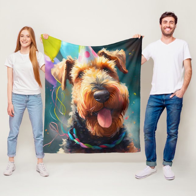 Couverture Polaire Chien Airedale avec casquette d'anniversaire et ba (En situation)