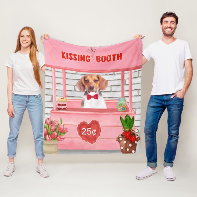 Couverture Polaire Chien beagle Valentine's Day Kissing Booth (En situation)