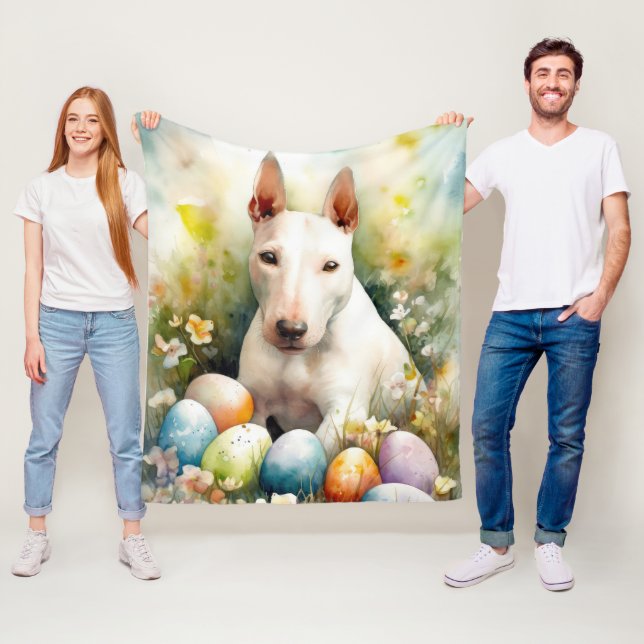 Couverture Polaire Chien de taureau Terrier avec oeufs de Pâques vaca (En situation)