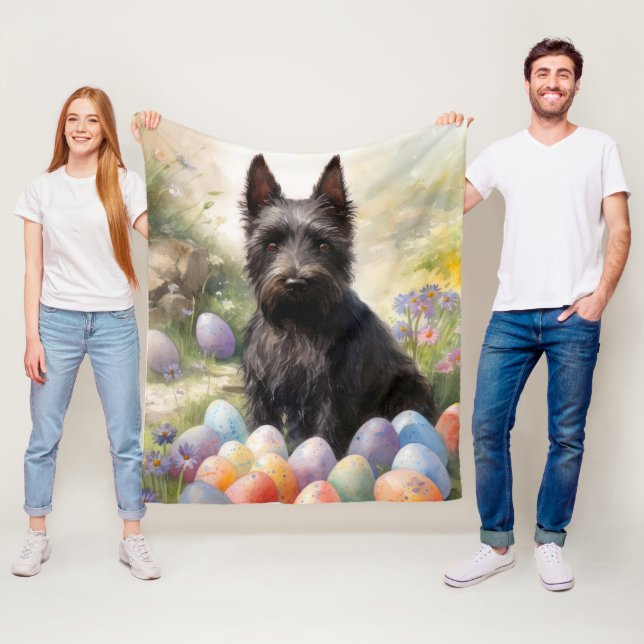 Couverture Polaire Chien de Terrier écossais avec oeufs de Pâques vac (En situation)