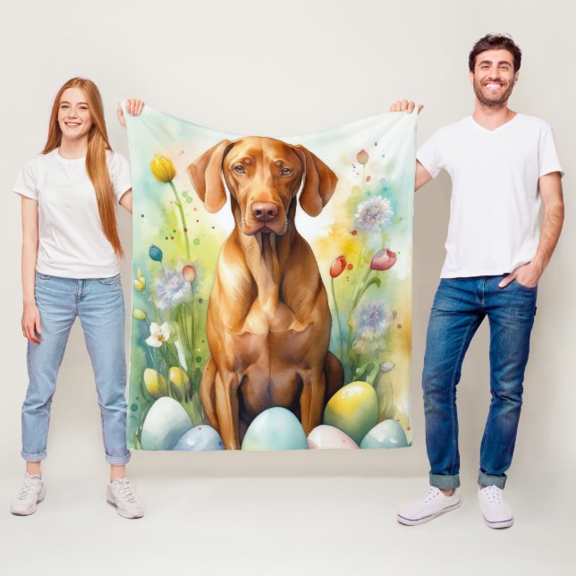 Couverture Polaire Chien Vizsla avec oeufs de Pâques vacances (En situation)