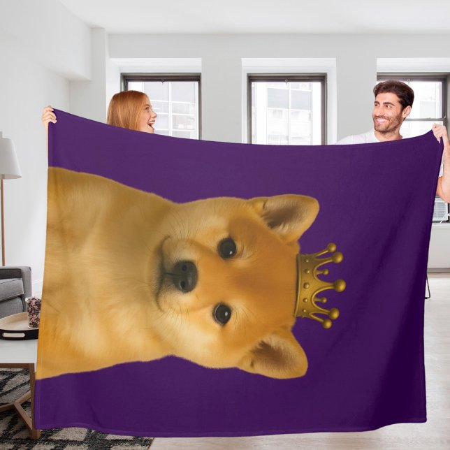 Couverture Polaire Chiot de Shiba Inu en Couronne Or (Shiba Inu Puppy in Gold Crown Cute Fleece Blanket by Ricaso. Shiba pup on purple throw blanket)