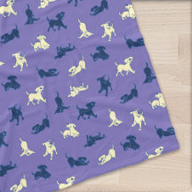 Chiots Labrador jaune et noir sur fond violet 