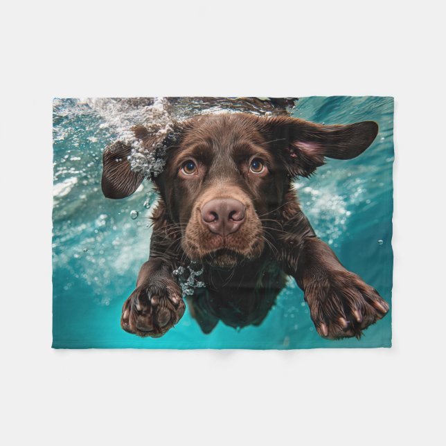 Couverture Polaire Chocolat Joueur Labrador nage sous l'eau (Devant (Horizontal))