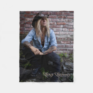 Couverture Polaire Chris Caffery assis à Brick Wall