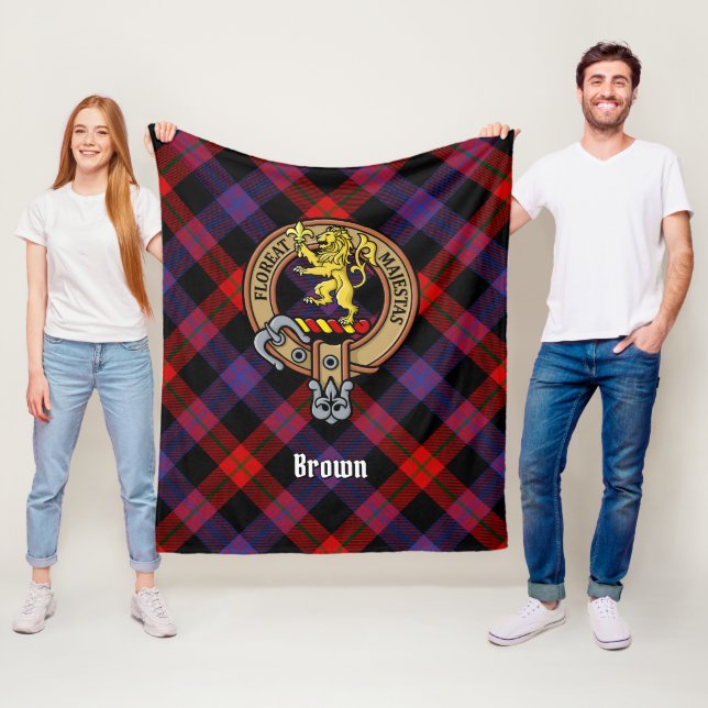 Couverture Polaire Clan Brown Crest sur Tartan (En situation)