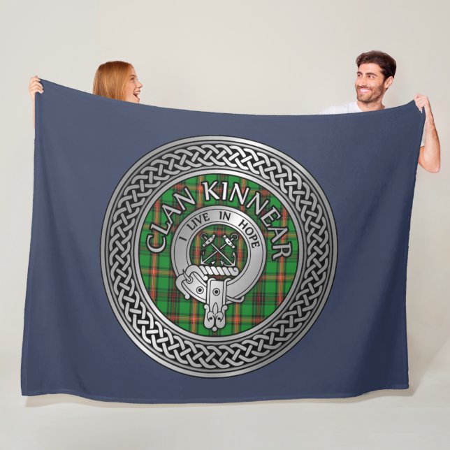 Couverture Polaire Clan Kinnear Crest & Tartan Knot (En situation)