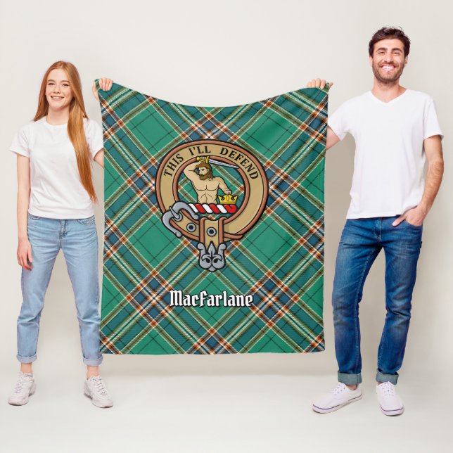 Couverture Polaire Clan MacFarlane Crest sur Tartan de chasse antique (En situation)