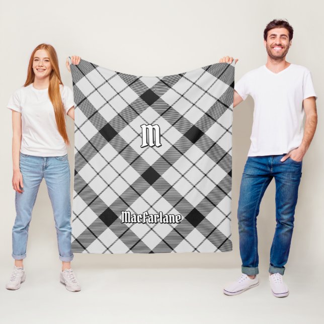 Couverture Polaire Clan MacFarlane Tartan noir et blanc (En situation)