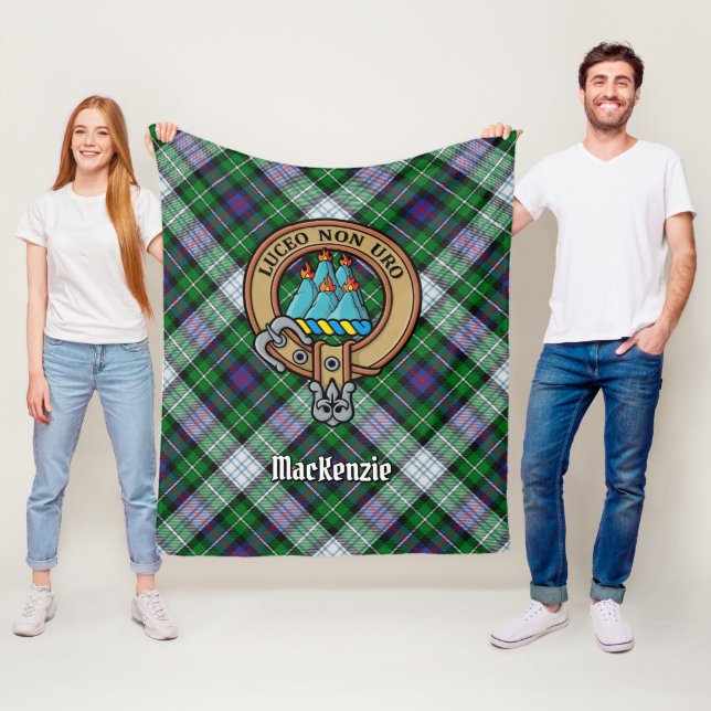 Couverture Polaire Clan MacKenzie Crest sur Tartan de robe (En situation)