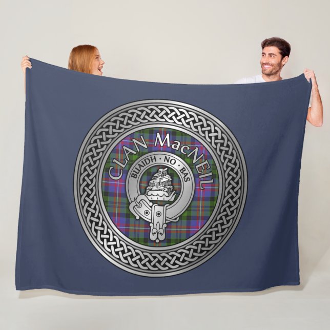 Couverture Polaire Clan MacNeil Crest & Tartan Knot (En situation)