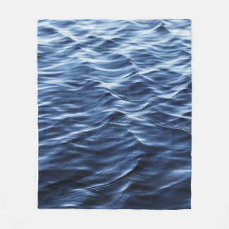 COUVERTURE POLAIRE CLOSE UP PHOTO OF BODY OF WATER