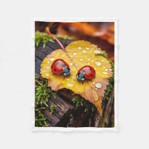 Couverture Polaire Coccinelles sur une feuille d'automne humide en ma