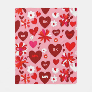Couverture Polaire Coeurs roses et rouges, motifs de fleurs et initia