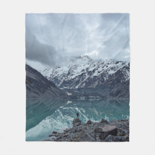 COUVERTURE POLAIRE CORPS D'EAU SURPLOMBANT LES MONTAGNES PENDANT LA J