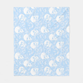 Couverture Polaire Crânes gothiques pastel bleu et feuillage Hallowee