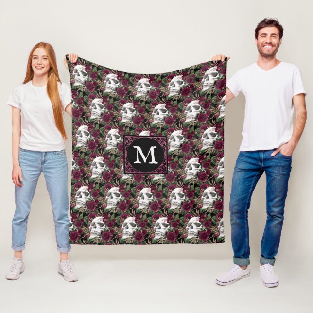 Couverture Polaire Crânes Rose Bourgogne Noir Monogramme (En situation)