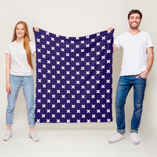 Couverture Polaire Croix blanches sur bleu marine (En situation)