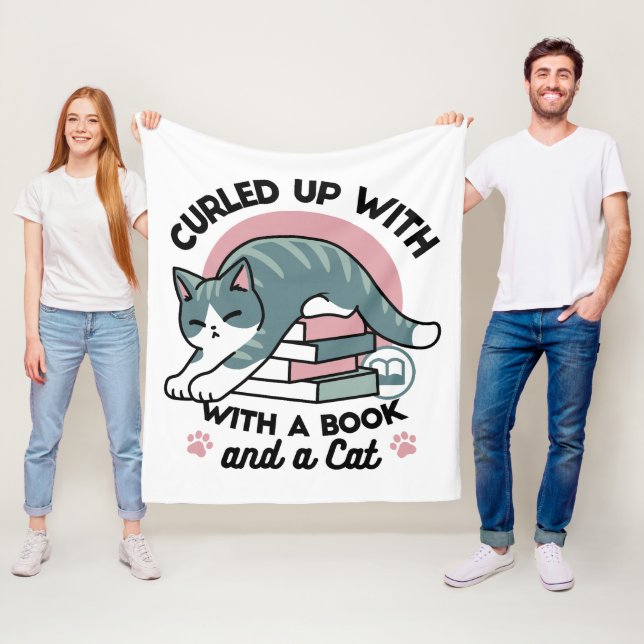 Couverture Polaire Curieux avec un livre et un chat - Lecture confort (En situation)