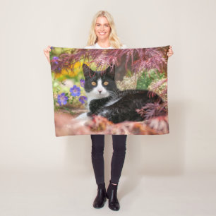 Couverture Polaire Cute chat noir blanc reposant sous un érablière -
