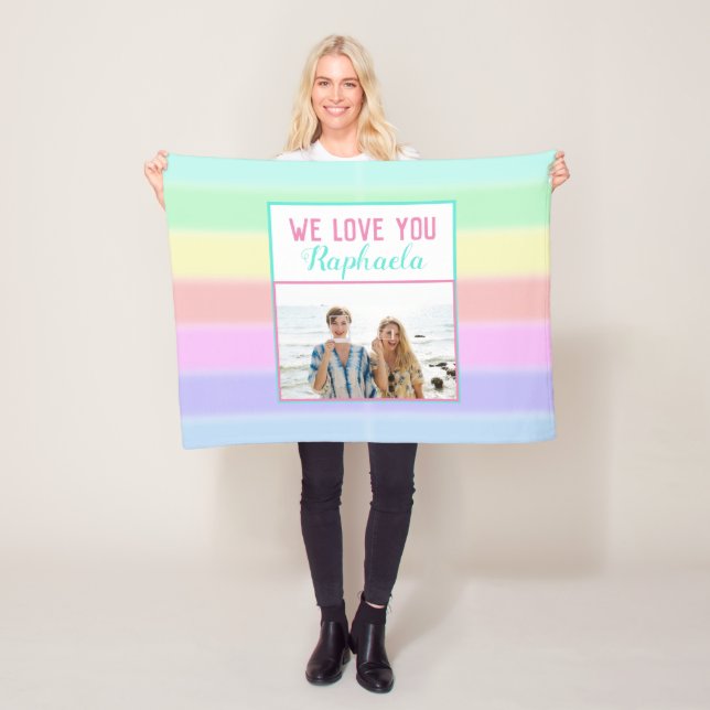 Couverture Polaire Cute Rainbow Stripes Photo personnalisée et nom (En situation)