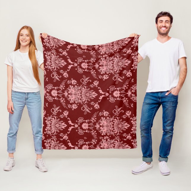 Couverture Polaire Damas roses sur Maroon (En situation)