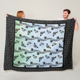 Couverture Polaire Delphiniums et papillons sur le bouquet Sky Fleece