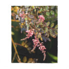 Des fleurs roses contre un arrière - plan noir