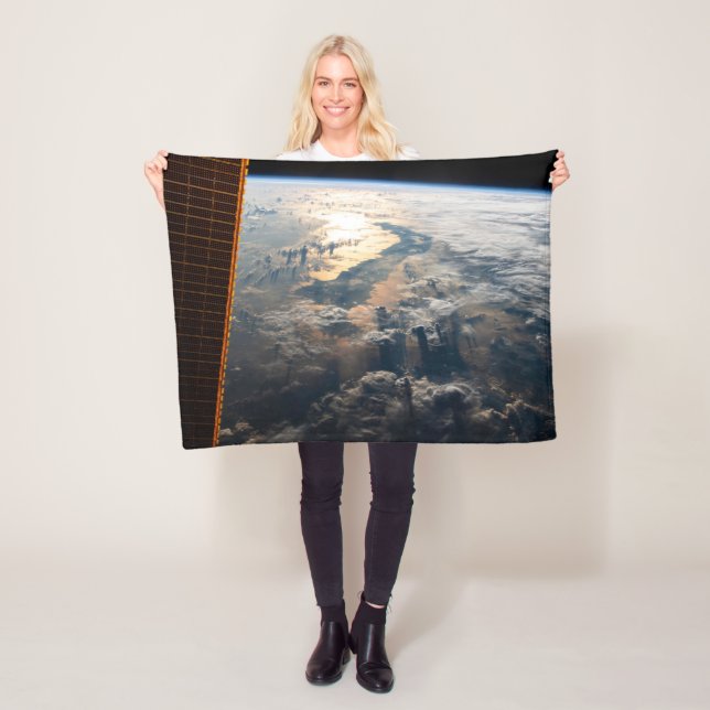Couverture Polaire Des Poutres Sunglint Au Large De La Mer Des Célèbe (En situation)