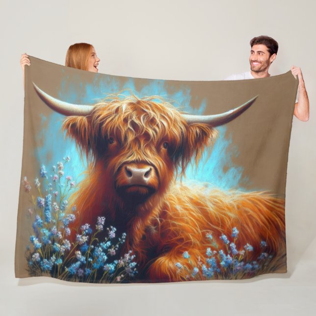 Couverture Polaire Dessin pastel Highland Cow Blue Flowers (En situation)