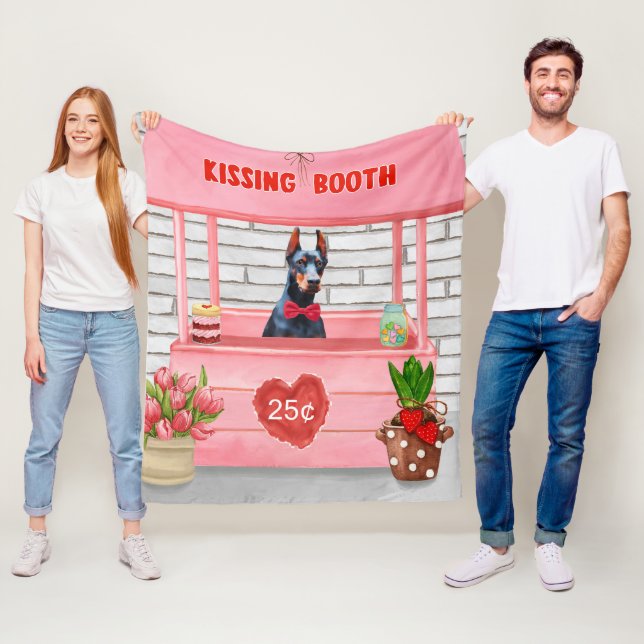 Couverture Polaire Doberman Chien Valentine's Day Kissing Booth (En situation)