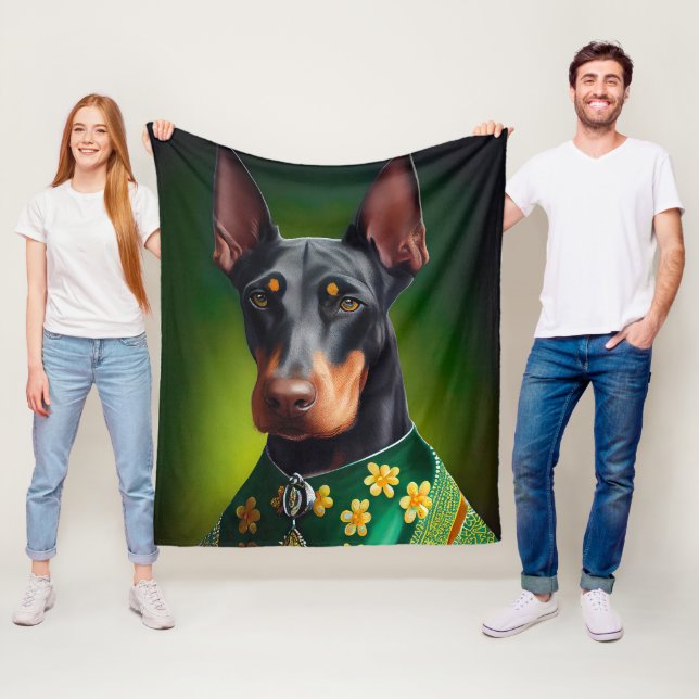 Couverture Polaire Doberman Dog en tenue de la Saint Patrick (En situation)