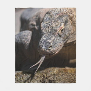 Couverture Polaire Dragon de Komodo montrant sa langue fourrée