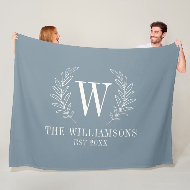 Couverture Polaire Dusty Blue Modern Laurel Leaf Monogramme (En situation)